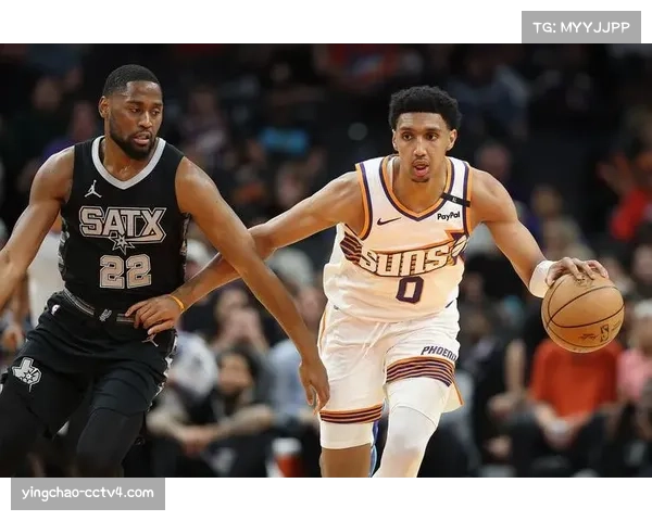 特写：马刺新秀在赛季最后主场赛后，绕场向球迷致谢